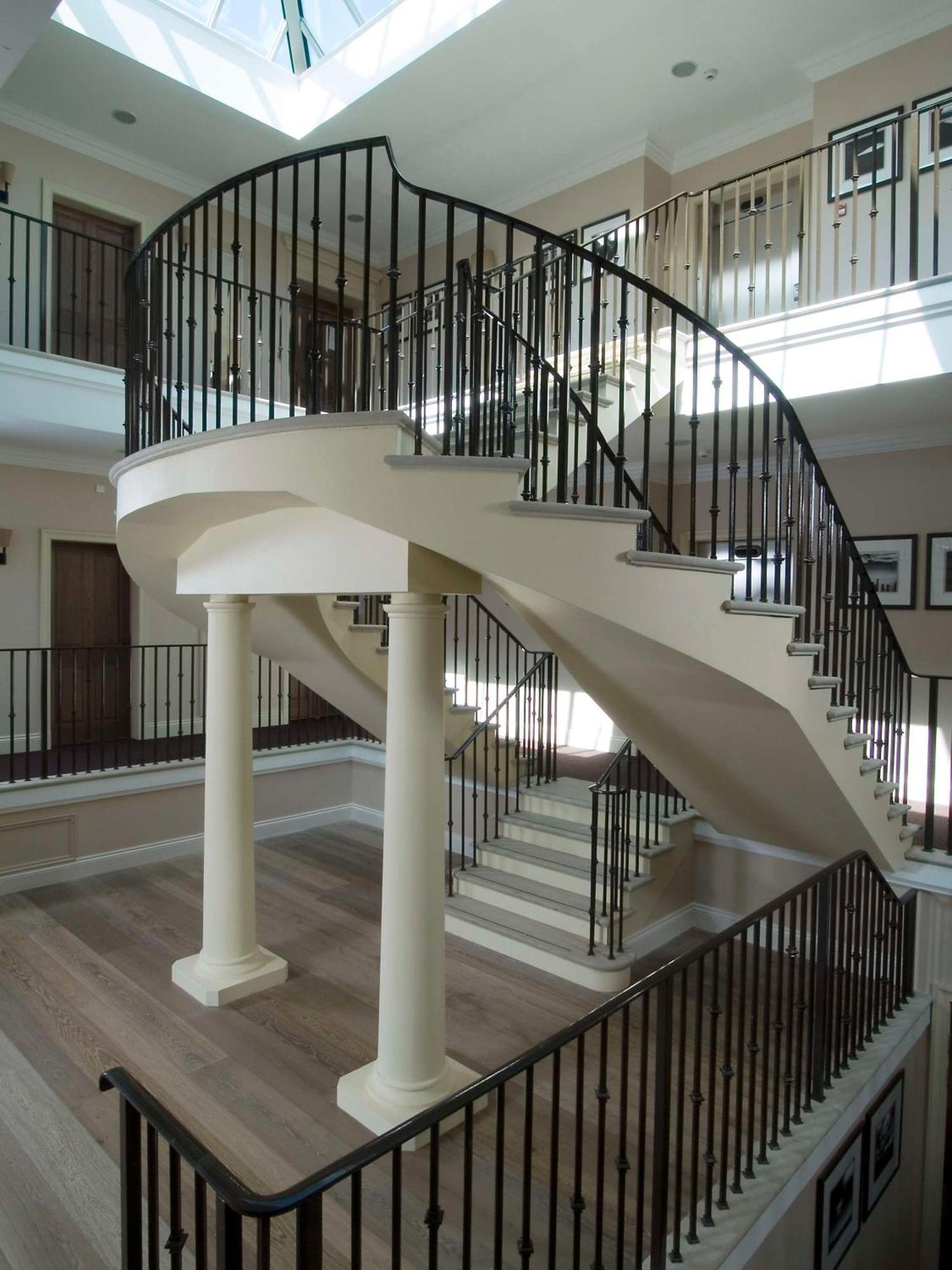 카메론 하우스 온 로흐 로몬드 호텔 알렉산드리아 외부 사진 A helical staircase